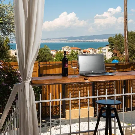 Grand Seaview Retreat - Walk To The