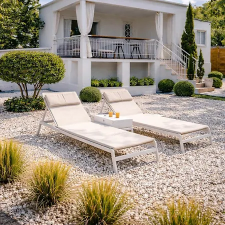 Grand Seaview Retreat - Walk To The