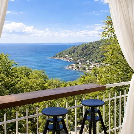 Grand Seaview Retreat - Walk To The *