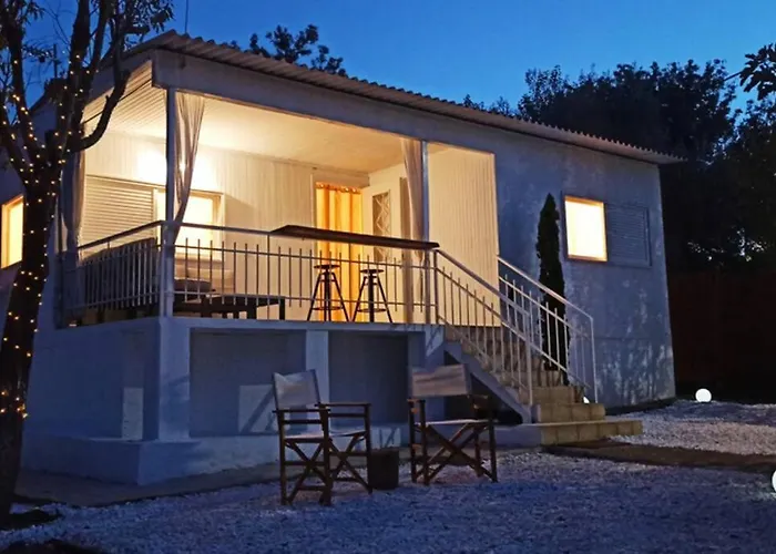 Grand Seaview Retreat - Walk To The