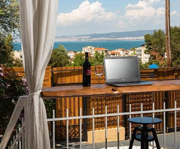 Grand Seaview Retreat - Walk To The