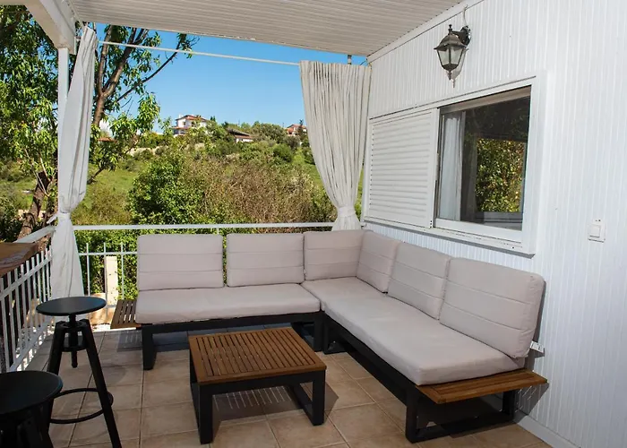 Grand Seaview Retreat - Walk To The *