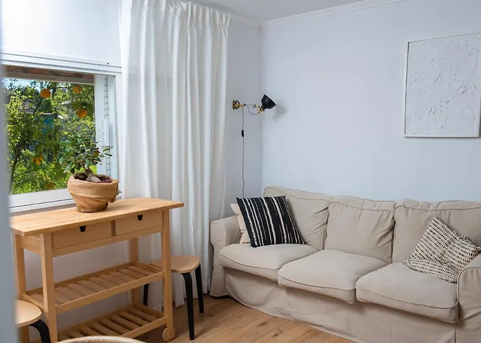 Grand Seaview Retreat - Walk To The